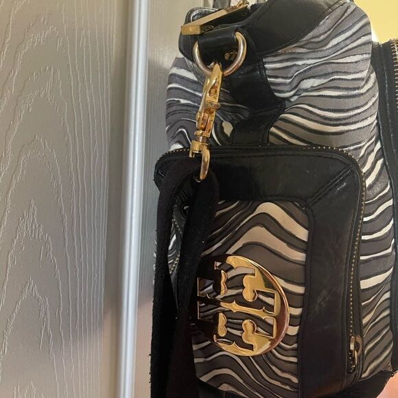 - Tory Burch Nylon Zebra prints & black leather Weekender bag with shoul… - Picture 2 of 15